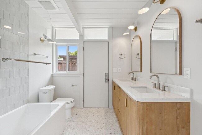 Building Photo - Eichler Mid-Century Home, Newly Renovated