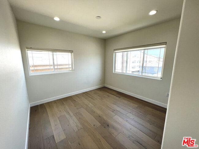 Building Photo - 5019 W Maplewood Ave