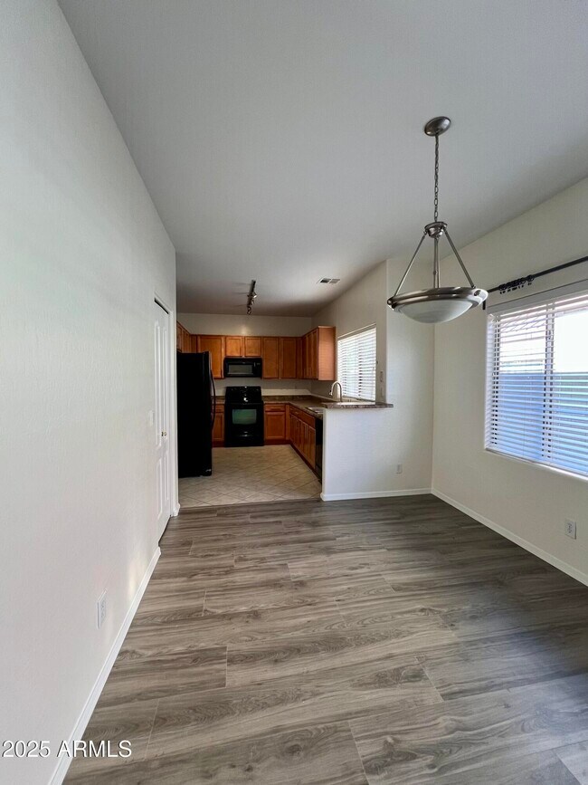 Building Photo - 1015 S Val Vista Dr