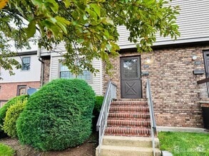 Building Photo - 811 Maple Hill Dr