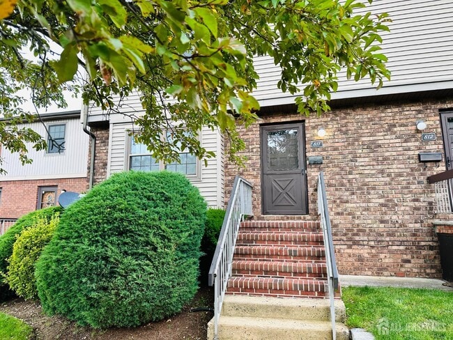 Primary Photo - 811 Maple Hill Dr