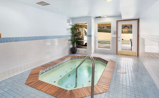 Building Photo - Sterling Heights Condo - Bellevue