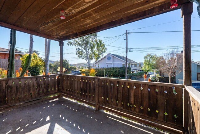 Building Photo - 2048 Swazey St