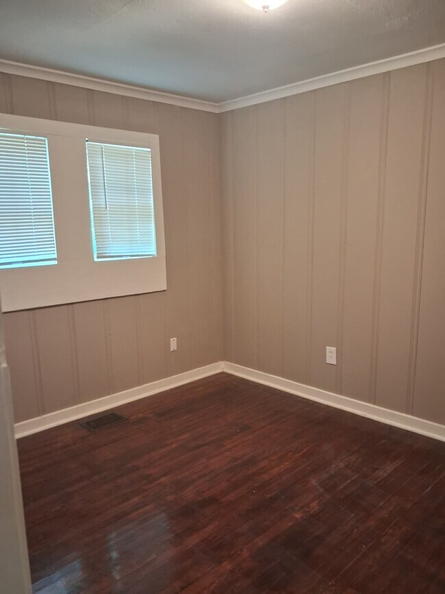 Building Photo - 3016 Charleston Dr