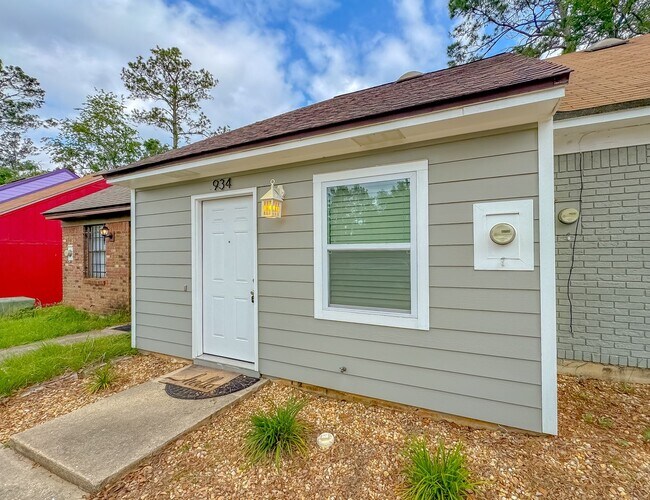 Building Photo - MODERN! Walk to FSU 2/2 w/ Marble Counters, Stainless Steel Appliances, & Privacy Fenced Yard! Av...