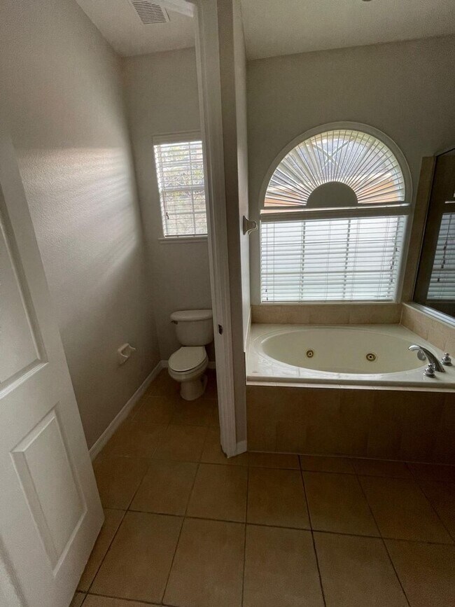 Building Photo - BRISTOL ESTATES 4 BEDRROM, 4 BATHROOMS, 3 CAR GARAGE HOUSE