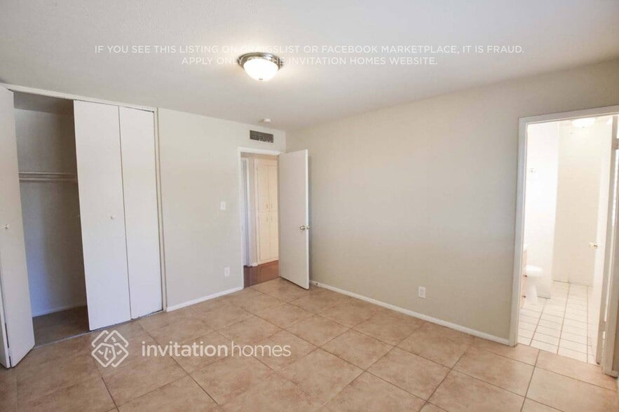 Building Photo - 3520 W Lawrence Rd