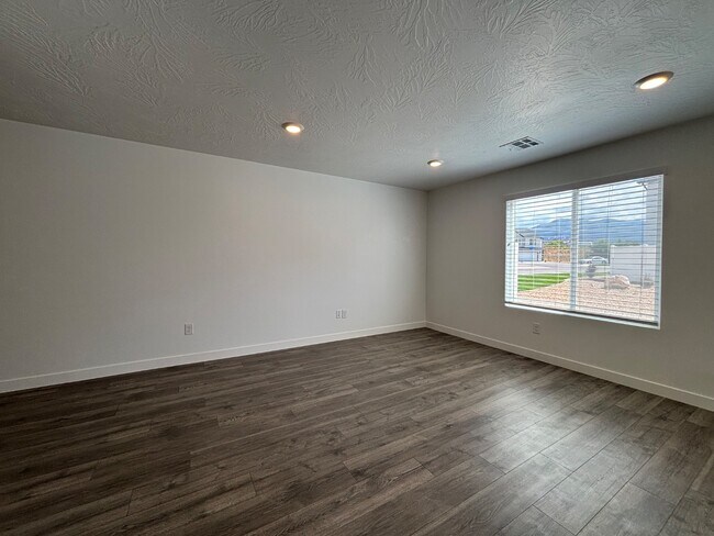 Building Photo - 381 W 2025 N