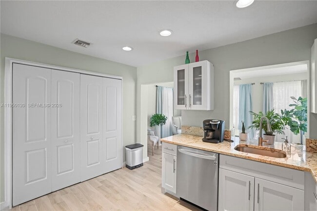 Building Photo - 142 NW 10th Ct