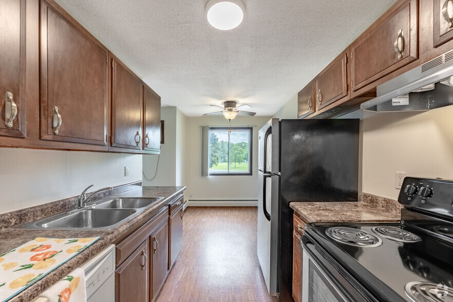 1BR, 1BA - 760SF - Kitchen - White Bear Royal