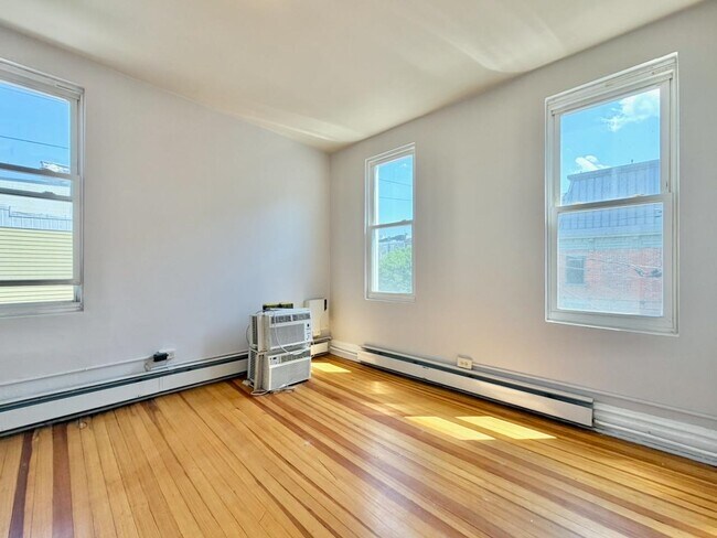 Building Photo - 409 Monmouth St