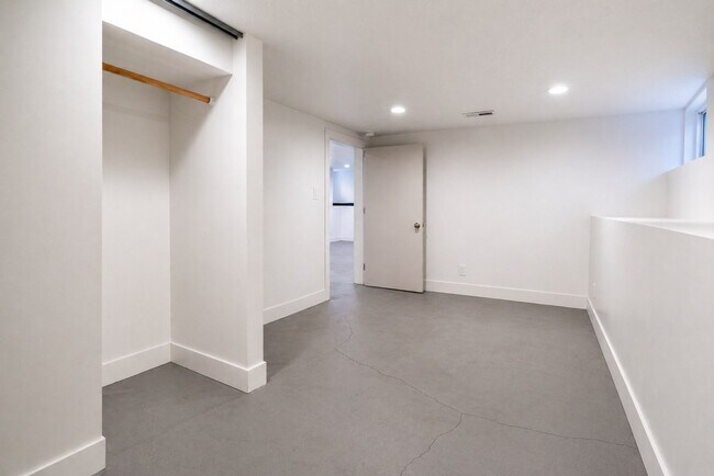 Building Photo - 740 E 800 S