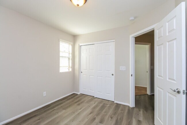 Building Photo - 2456 E Vermont Dr