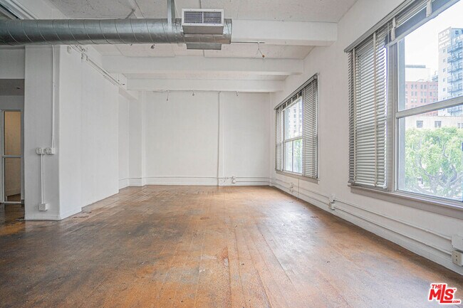 Building Photo - 812 S Spring St