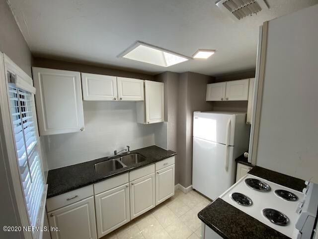 Building Photo - 4565 Royal Ave