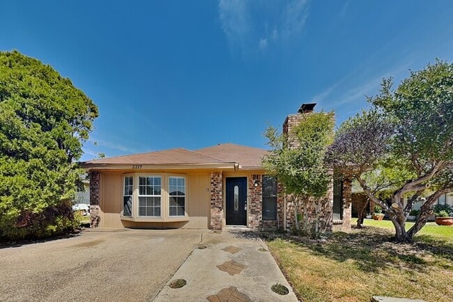 Building Photo - 2217 Rockwood Dr