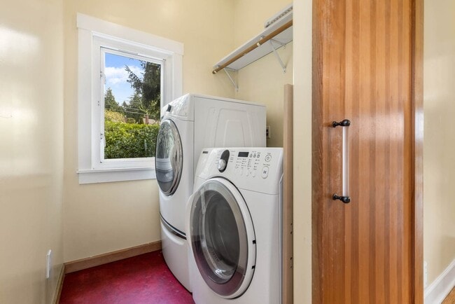 Building Photo - 4061 NE 110th St