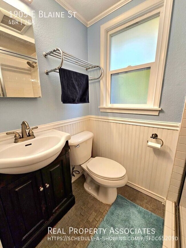 Building Photo - 1905 E Blaine St