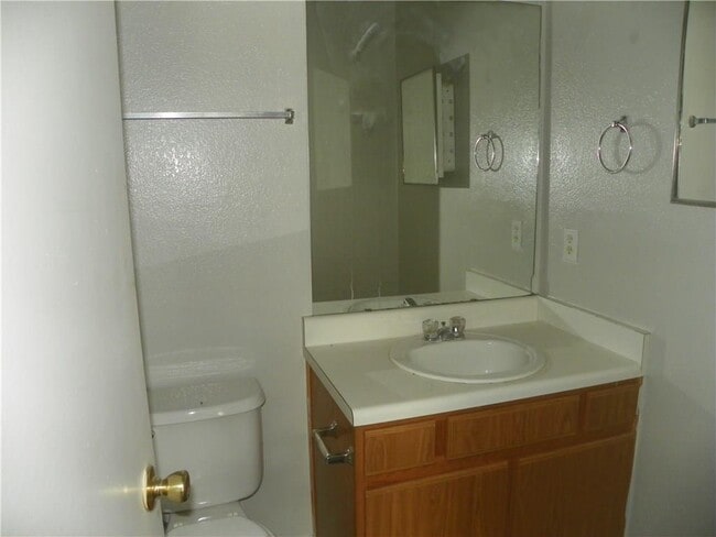 Building Photo - 2221 Creekside Ln