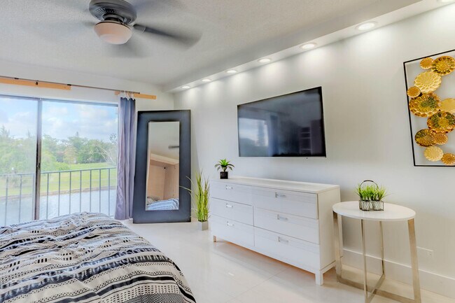 Building Photo - 3760 Inverrary Dr