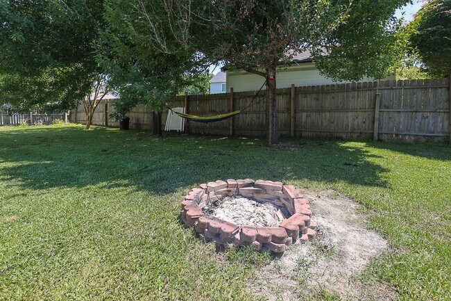 Building Photo - 4 bedroom 3 Bath in Tangelwoods - Fenced in backyard