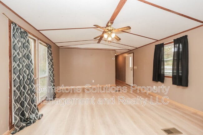 Building Photo - 5576 Hargrove Rd