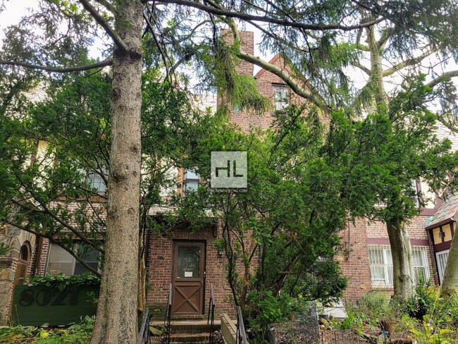 Primary Photo - Beautiful 4BR/2BA HOUSE in Kew Gardens wit...