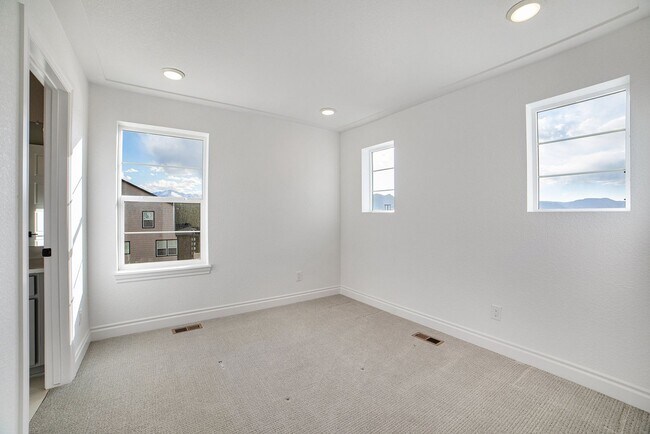 Building Photo - Like New end-unit Townhome at Victory Ridge!