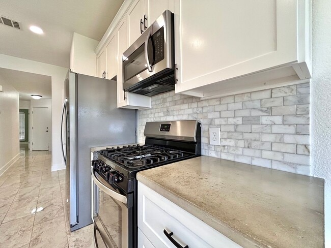 Building Photo - Charming Rustic Retreat – 3 Bed, 2 Bath Si...