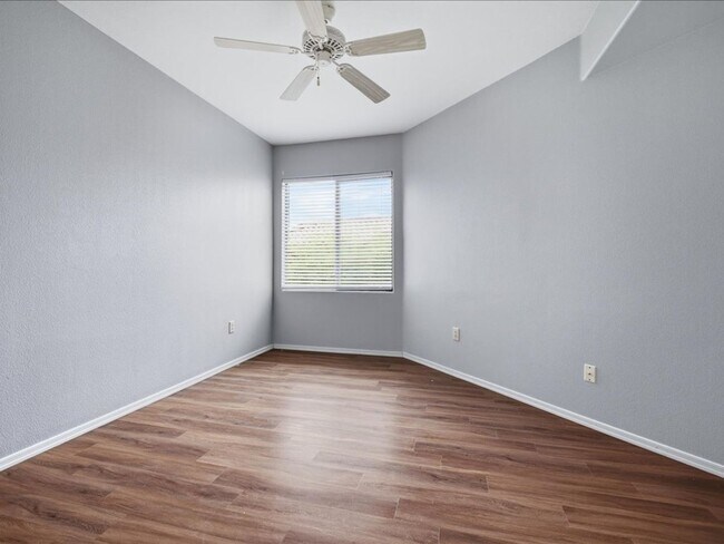 Building Photo - Charming 1 Bed / 1 Bath with Resort-Style Amenities!