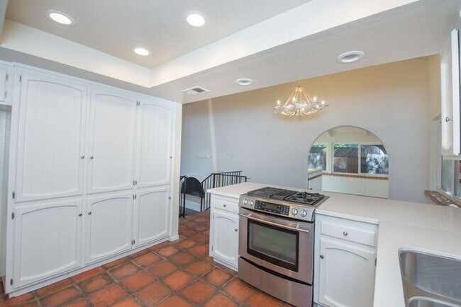 Building Photo - Anaheim Hills