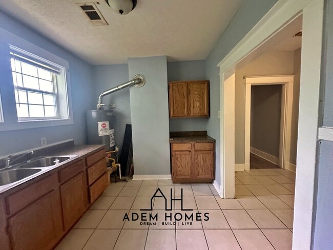 Building Photo - Spacious 2 Bedroom Home in a Central Location!! - (Duplex)