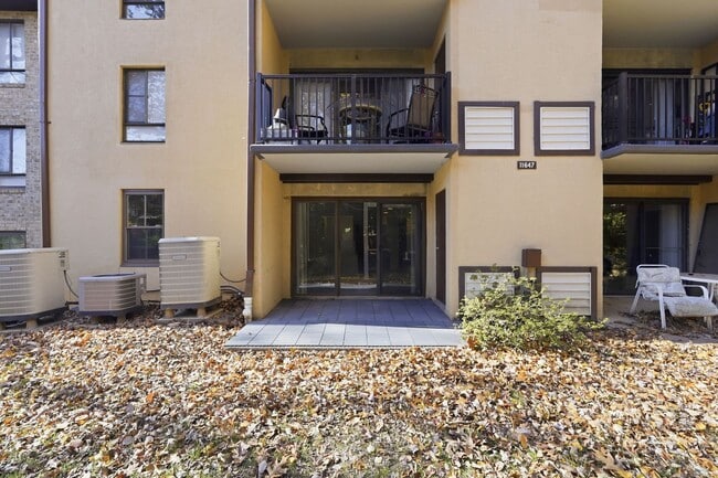 Building Photo - Beautifully Renovated 2-Bedroom Condo in the Heart of Reston!