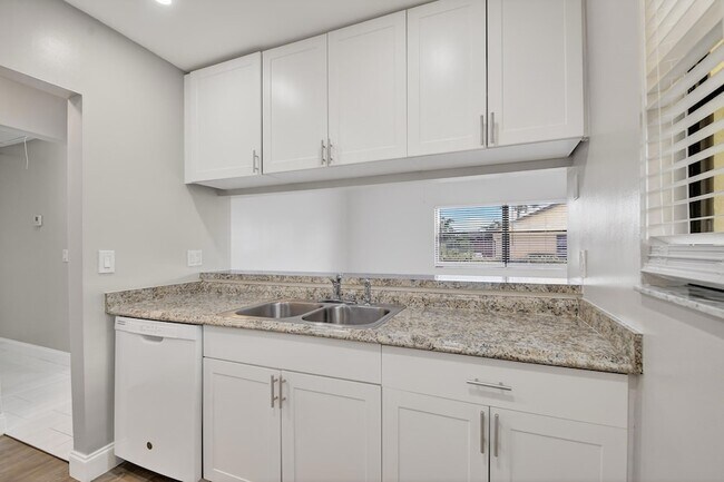 Building Photo - 484 Springdale Cir