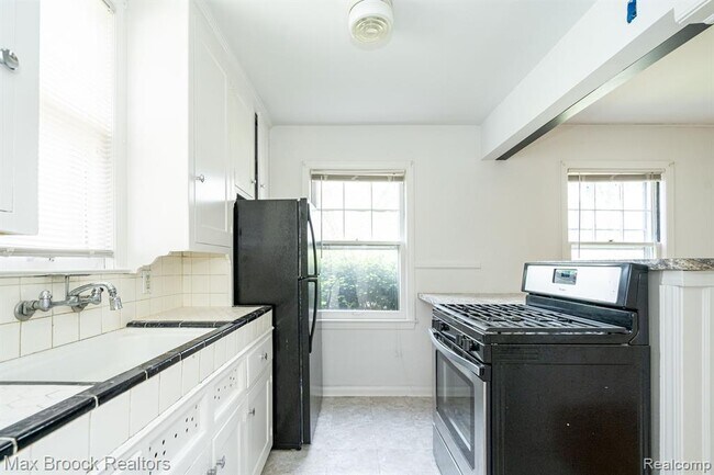 Building Photo - 1587 Leroy St