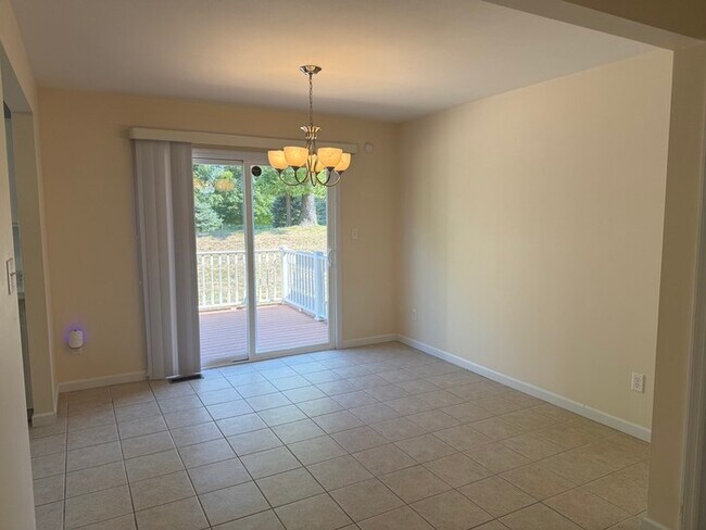 Building Photo - Rockwood Schools 3 Bedroom 2 full baths and 2 half Baths