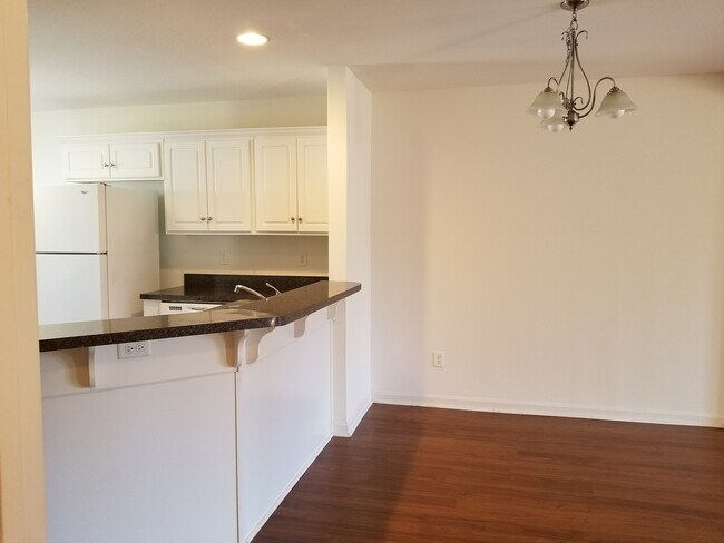 Building Photo - 211 Sunview Drive