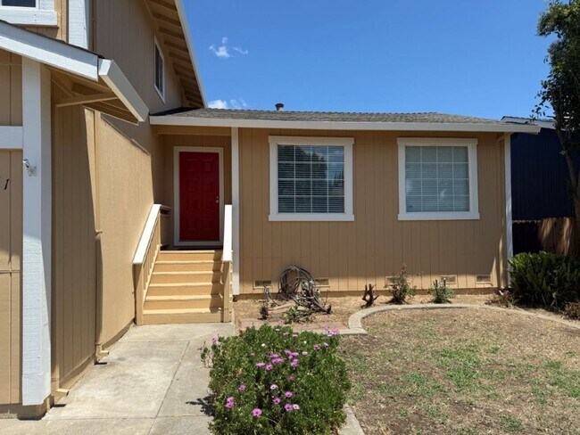 Building Photo - Rare Remodeled 5 Bedroom 2.5 Bath Tri Level in Vacaville