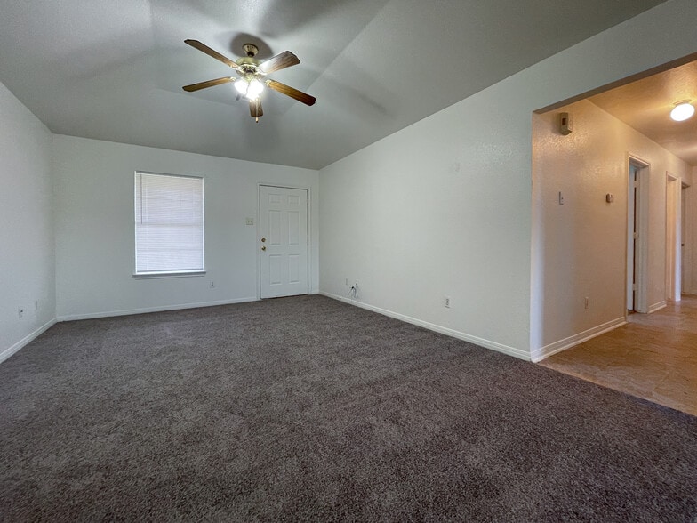 Building Photo - 145 Spring Water Ln