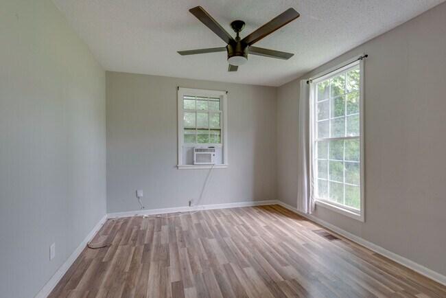 Building Photo - 516 Waycross Dr