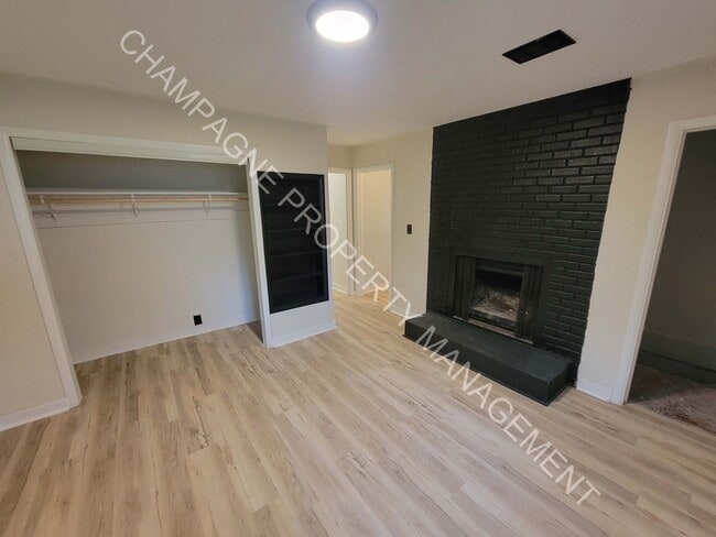 Building Photo - Large home in Ruskin!