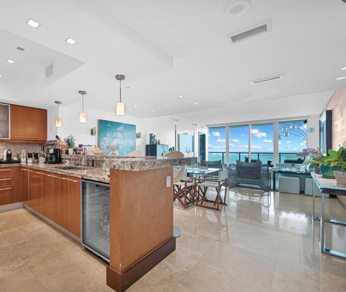 Building Photo - 1408 Brickell Bay Dr