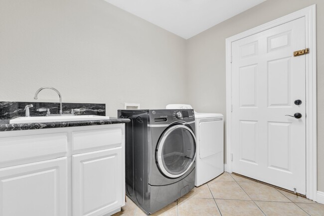 Building Photo - LUXORY 5 BEDROOM 3 1/2 BATH HOME LOCATED I...