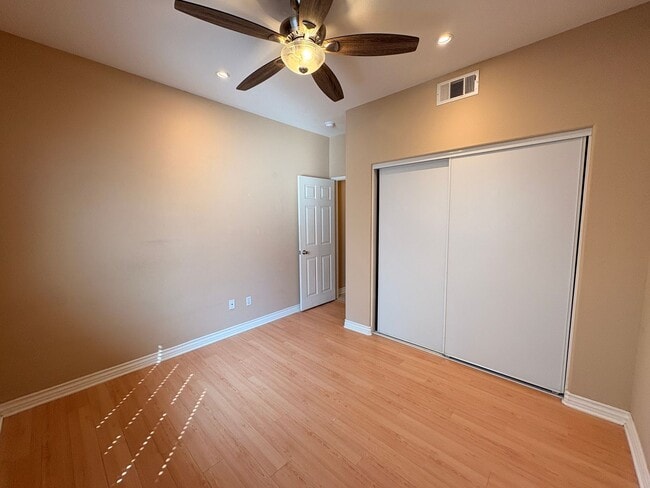 Building Photo - 4 Bed, 3 Bath in Corona!