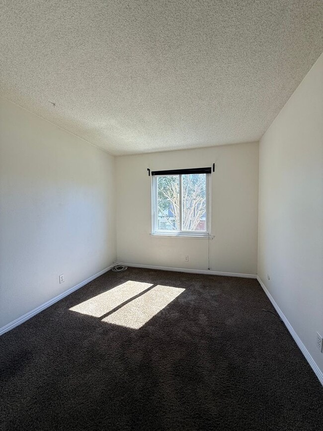 Building Photo - Spacious 3 bedroom 2 bath townhome with 2 ...