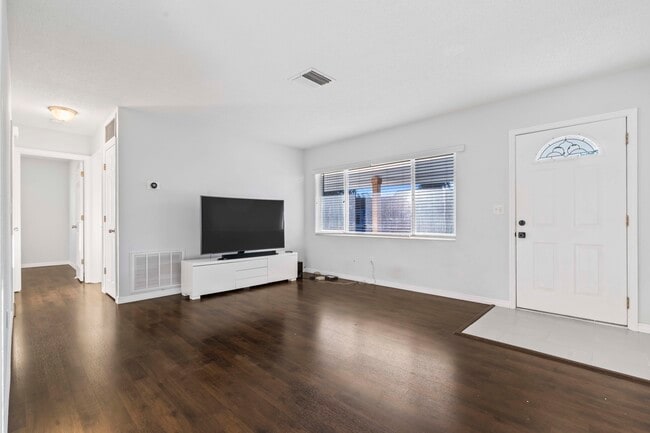 Building Photo - 353 Shirley Ave