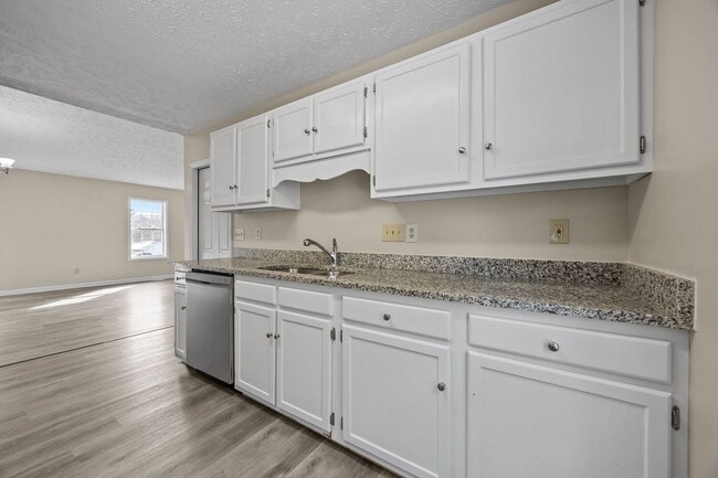 Building Photo - Updated Single Family Home in Fayetteville!