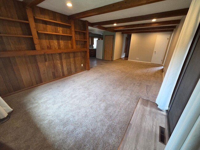 Building Photo - Charming Westside ranch with updates throu...