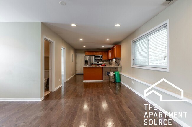 Building Photo - 1530 N Greenview Ave