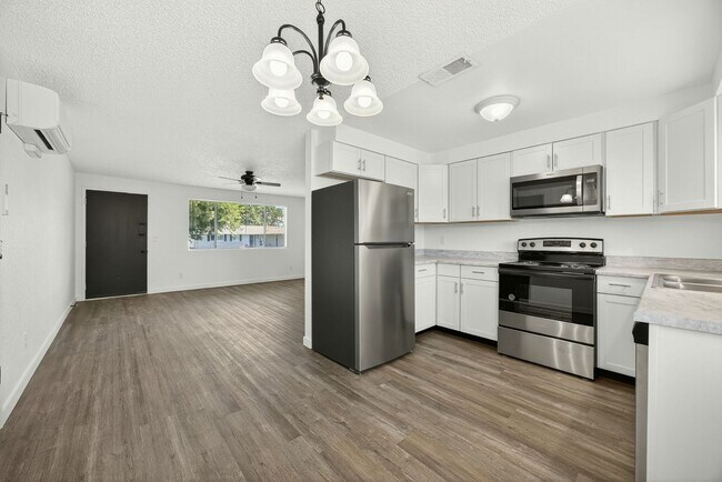 Building Photo - Modern 2-Bedroom Duplex with New Kitchen &...